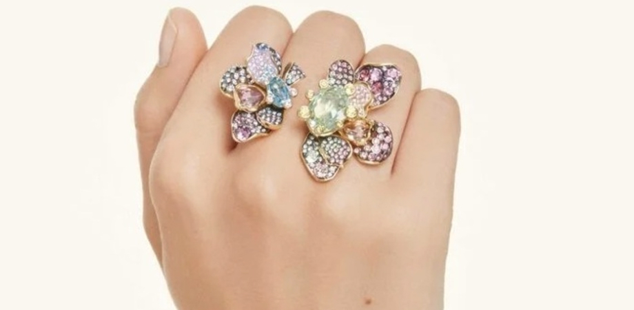 Spectacular Ring with Large Flowers