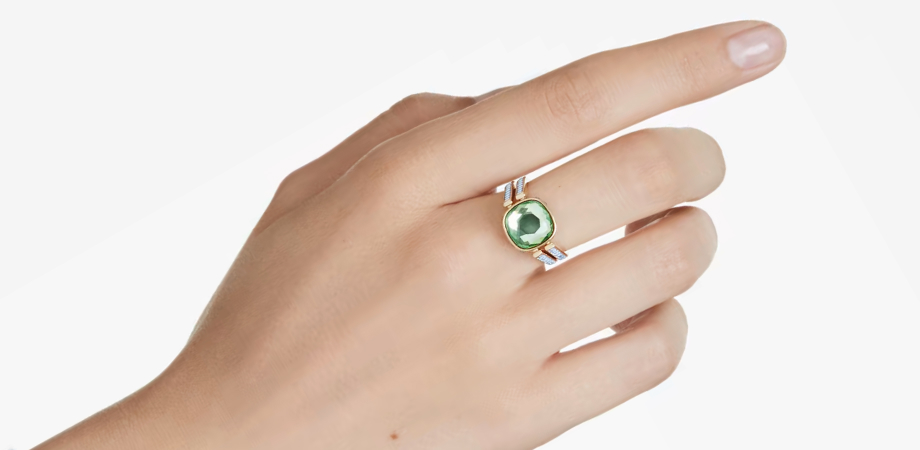 Cocktail Ring with a Stone Color That Can Change According to Your Mood