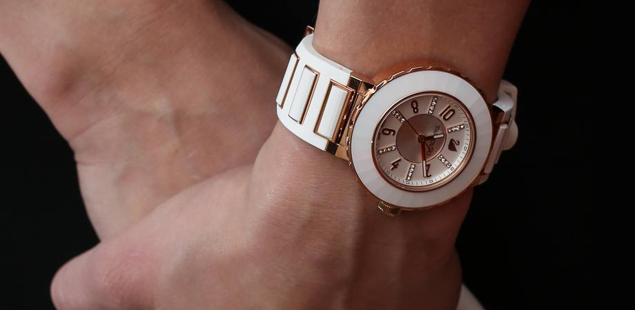 Another way to check if the watch fits properly.