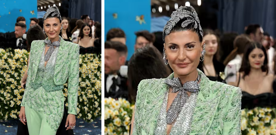 Giovannos Engelbert portretas su žaliu kostiumu, puoštu „Swarovski“ kristalais ir gulbių plunksnų detalėmis