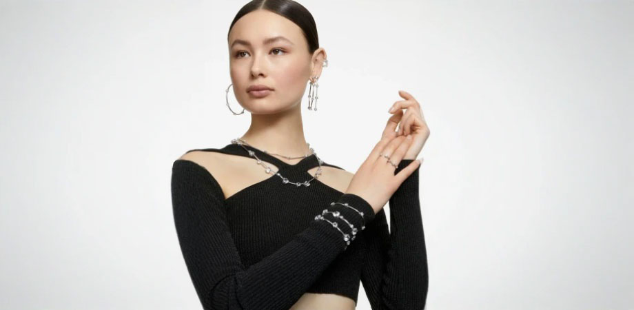 Under the creative direction of Giovanna Engelbert, the Constella line has become an exploration of contrasts.